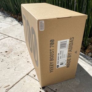 Mauve yeezy 700. The size is 8.5 in men’s!!